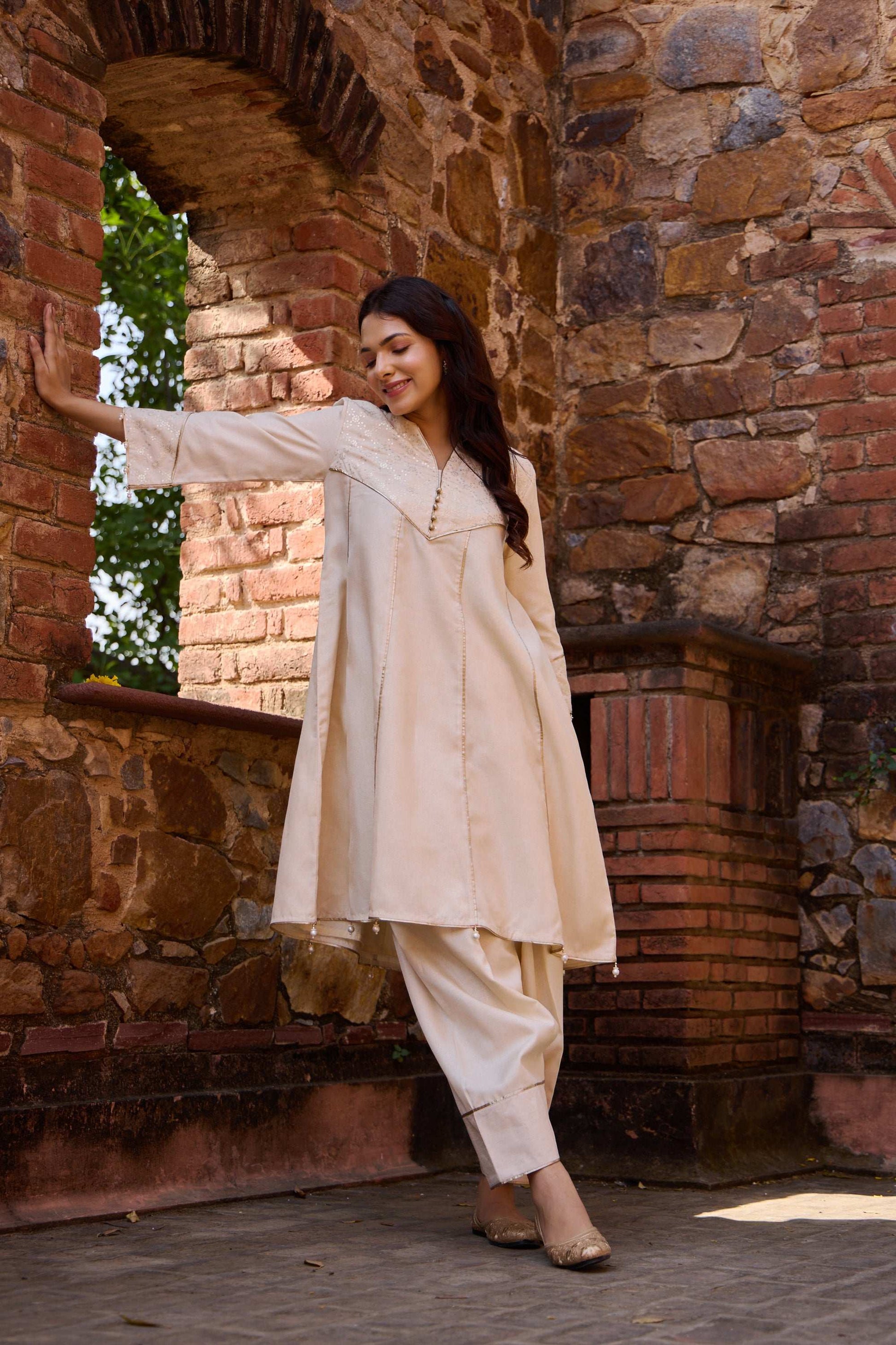 Dilshaad & Dilnaaz - Embroidered Leaf & V-Neckline Twin Set Twinning Statement