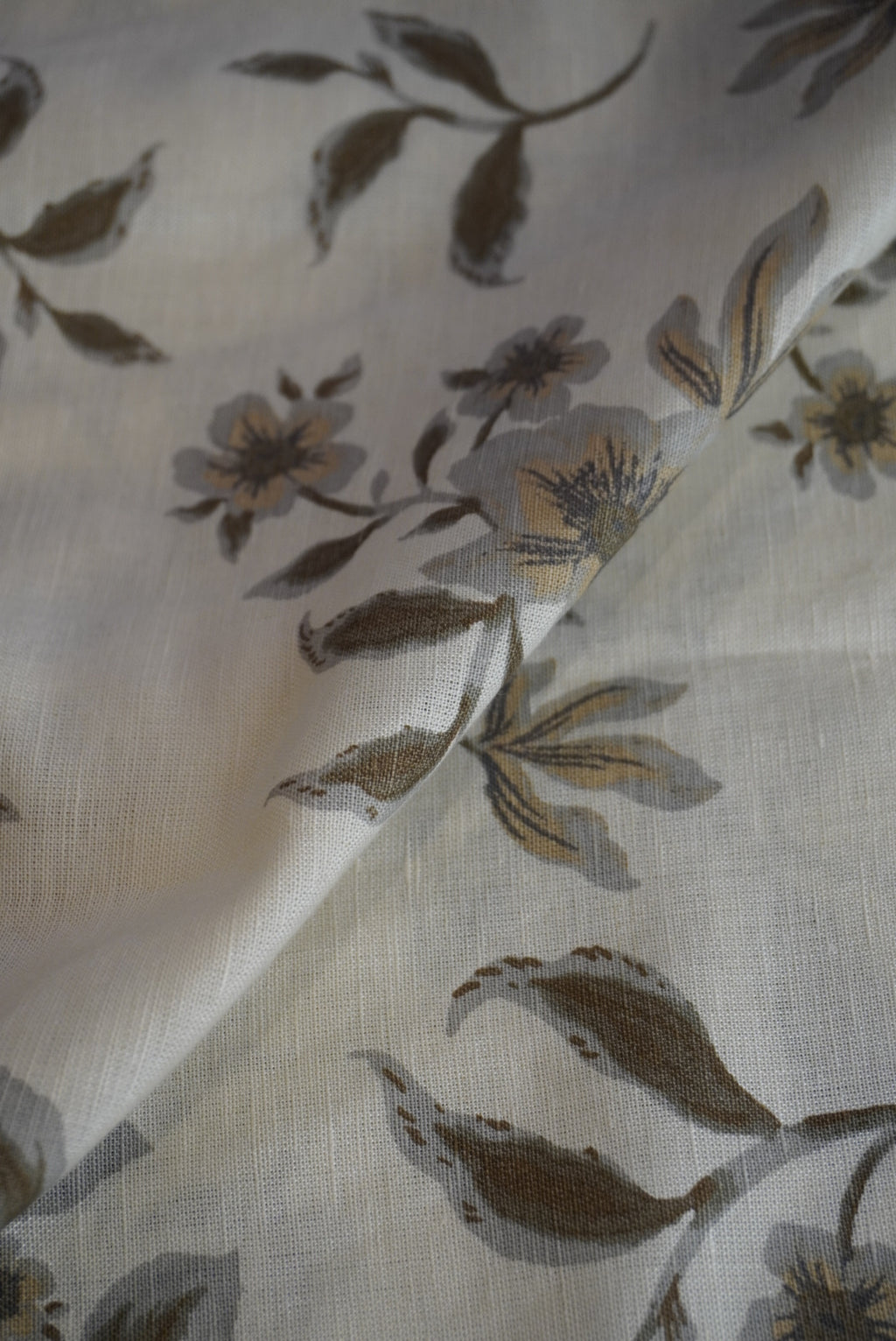 Floral Linen Kurta Set With Anchor Thread Embroidery